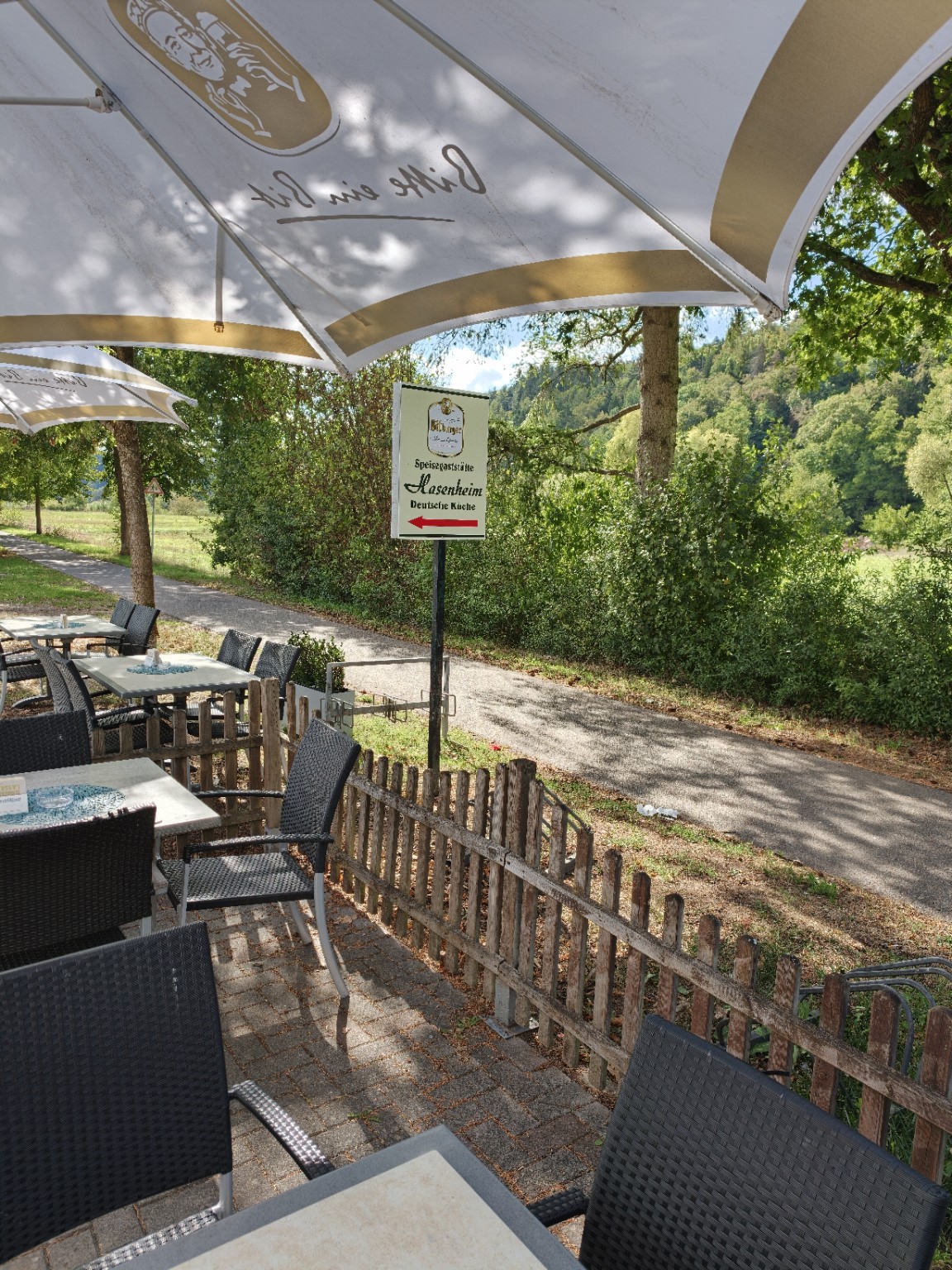 Fahrradweg direkt am Biergarten des Hasenheims