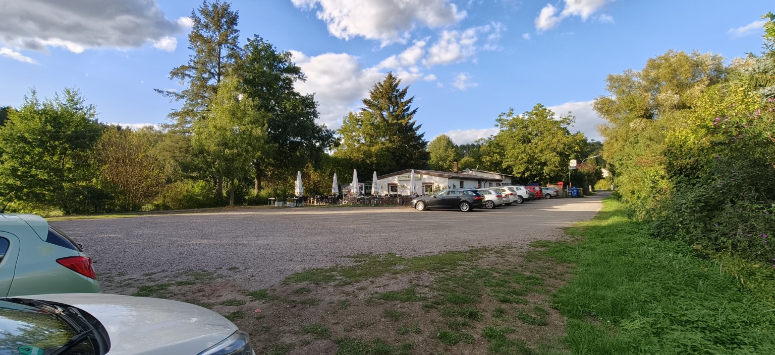 Großer Parkplatz direkt vor dem Hasenheim